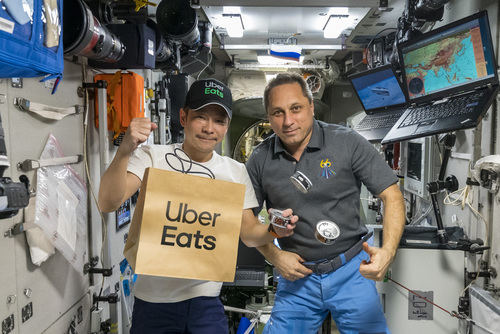 Uber Eats despega de la Tierra y realiza la primera entrega en el Espacio Exterior
