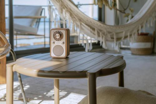 Sangean WR-9 recupera el espíritu de la radio clásica con Bluetooth y hasta 57 horas de autonomía