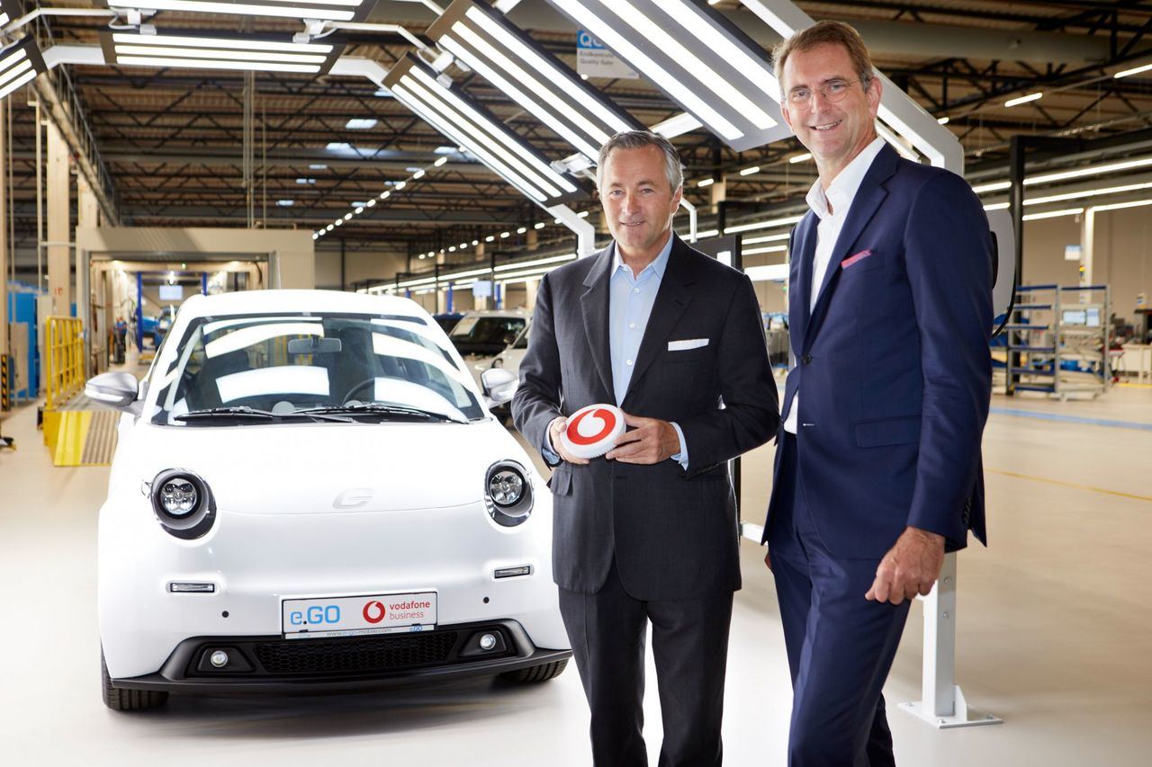 El CEO de Vodafone en Alemania, Hannes Ametsreiter, junto al CEO de e.GO Mobile AG, Günther Schuh