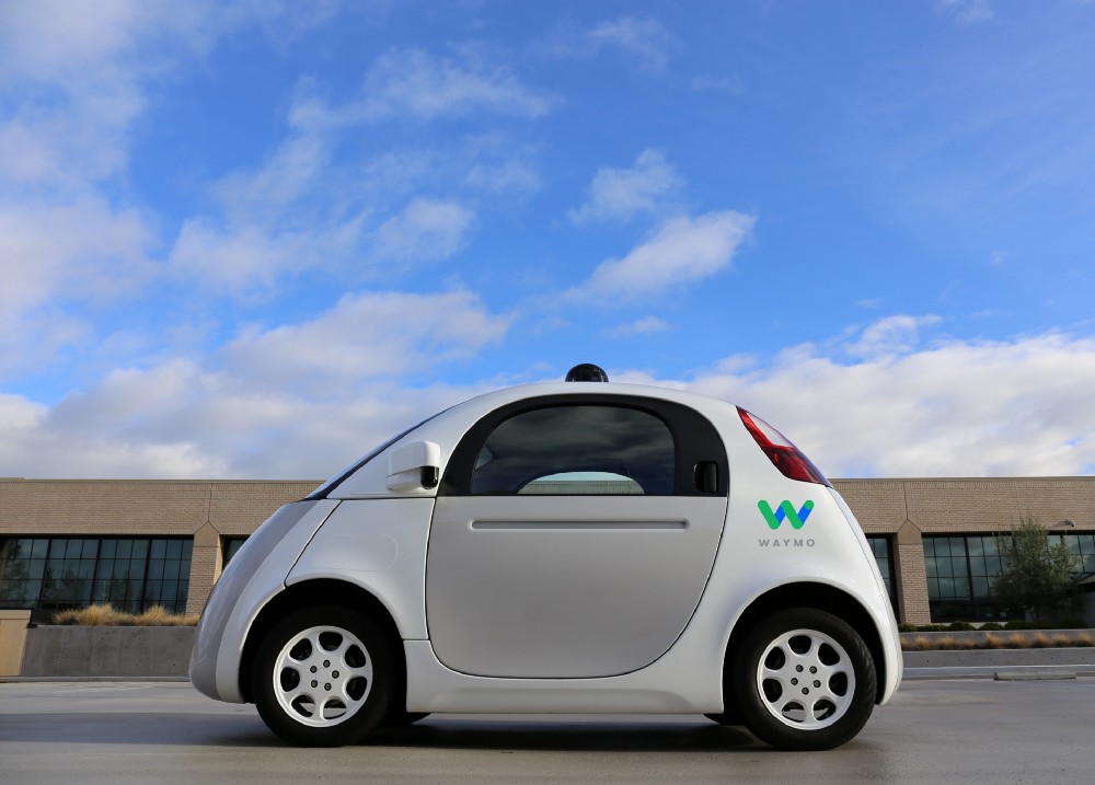 El área de coches conectados de Google ahora es Waymo