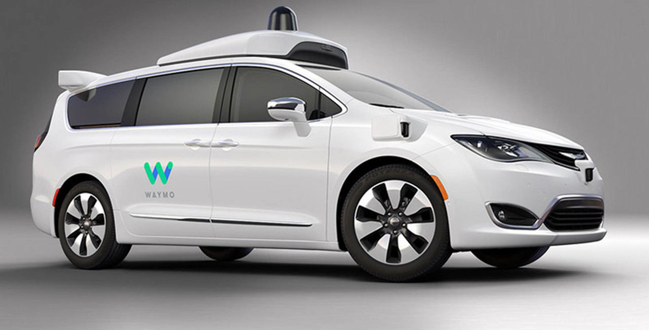 Una minivan Chrysel Pacifica híbrido equipado con la tecnología de autoconducción de Waymo
