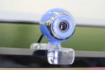 Debes tapar tu webcam: lo aconseja director del FBI