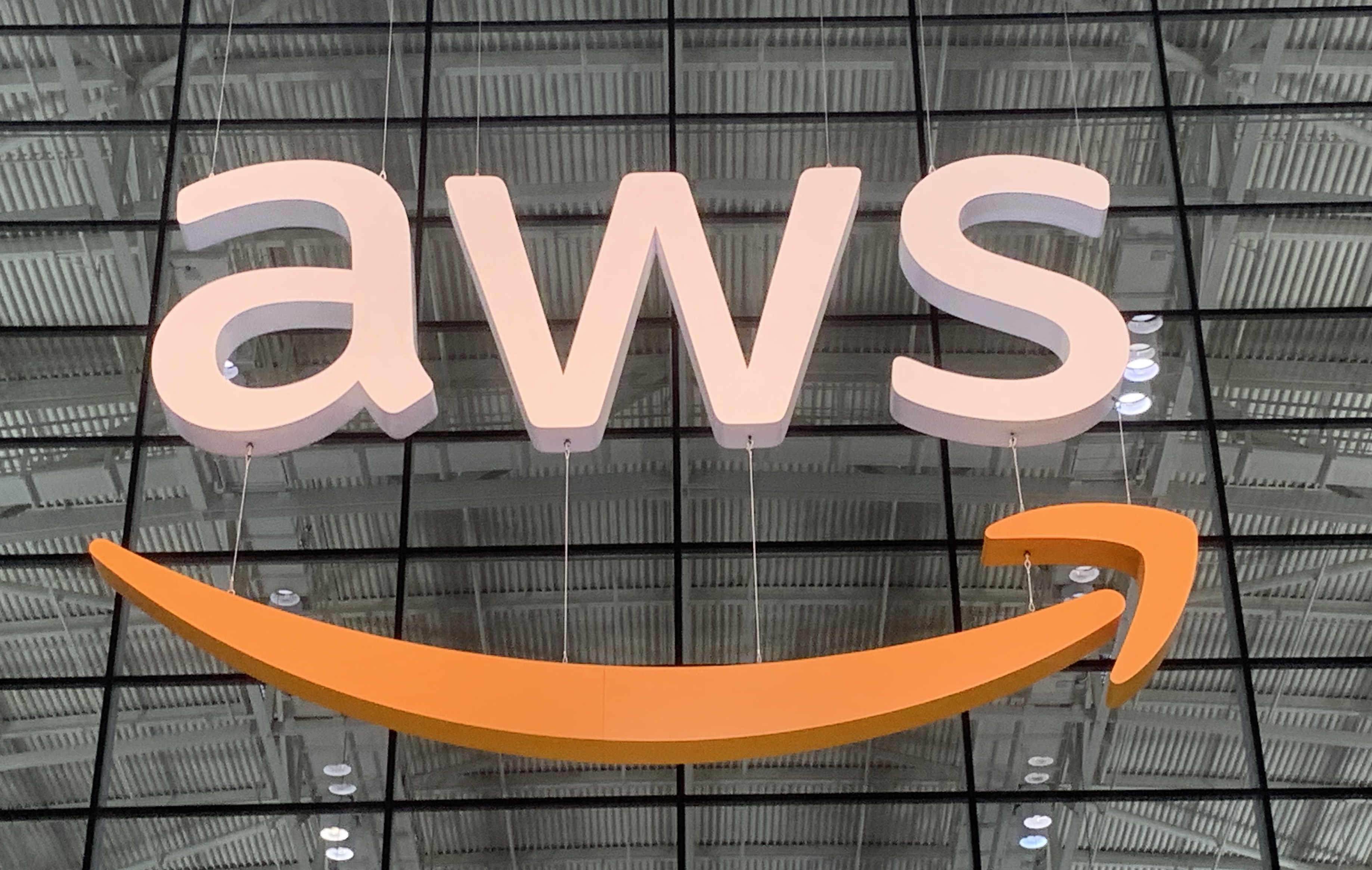 Logo de AWS en Boston