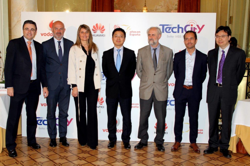 De izquierda a derecha, Ramón Lafuente, director de la cuenta de Vodafone en Huawei España; Diego Torrico, director de Administraciones Públicas de Vodafone España; Rosario Rey, directora general de Economía y Política Financiera de la Comunidad de Madrid; Tony Jin Yong, CEO de Huawei España; Luis Cueto, coordinador general de la Alcaldía del Ayuntamiento de Madrid; Santiago Tenorio, director de Red de Vodafone; y Yang Chaobin, responsable mundial del Programa Huawei Tech City, durante la presentación del proyecto