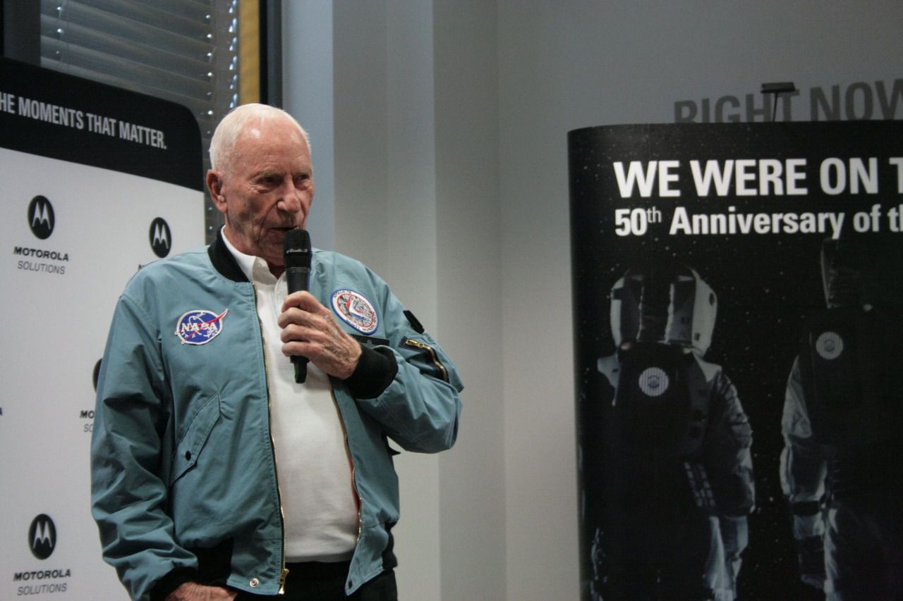 Alfred Worden narrando en las instalaciones de Motorola Solutions en Cracovia su experiencia con el primer paseo espacial de la historia (Foto: Adrián Cascante)