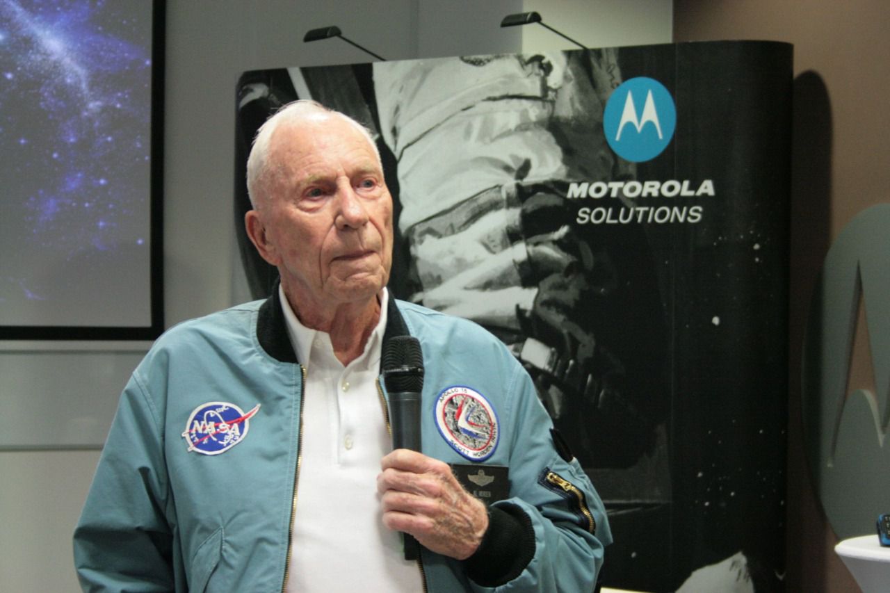 Alfred Worden narrando en las instalaciones de Motorola Solutions en Cracovia su experiencia con el primer paseo espacial de la historia (Foto: Adrián Cascante)