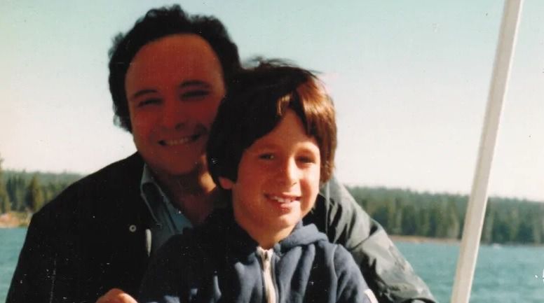 James y su padre, John Vlahos