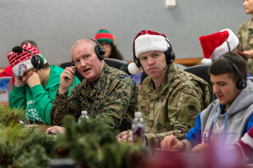 Equipo de NORAD trabajando durante las fiestas