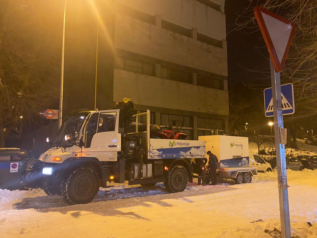 Un equipo de Movistar trabajando en la zona del Barrio del Pilar durante el temporal de Filomena