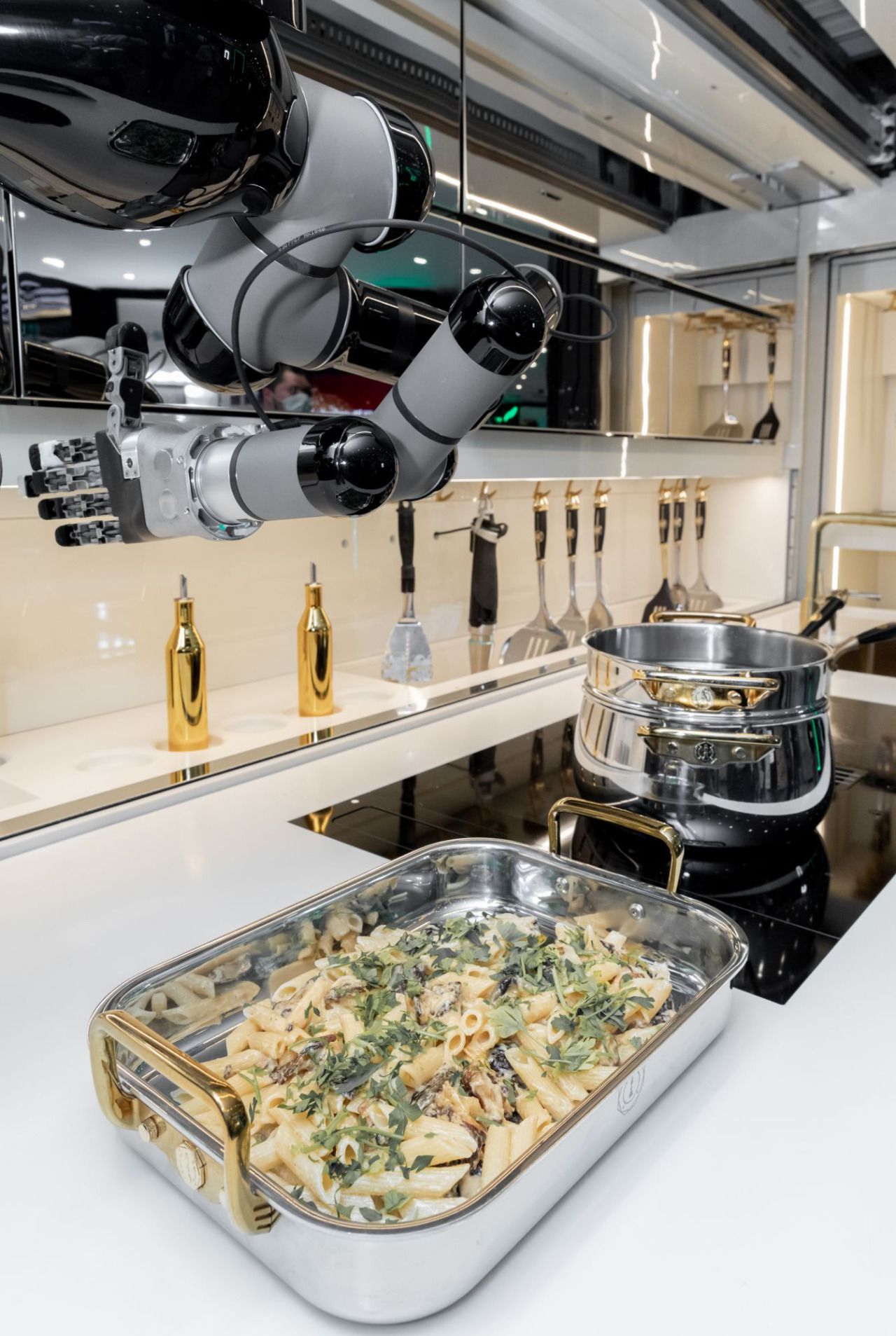 La cocina Moley Robotics después de cocinar un plato de pasta con setas