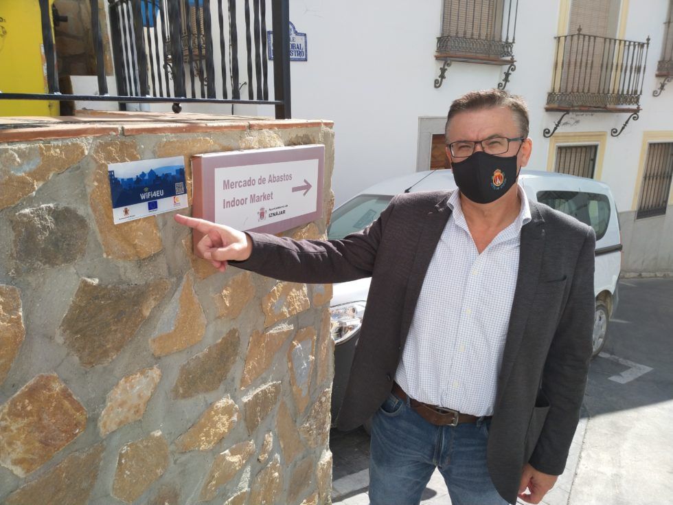  Lope Ruíz, alcalde de Iznájar posando con la placa del Programa Wifi4EU