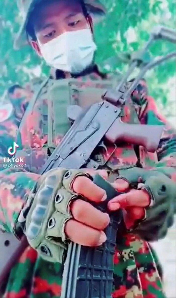 Captura de pantalla de uno de los vídeos de los militares de Myanmar publicado en TikTok