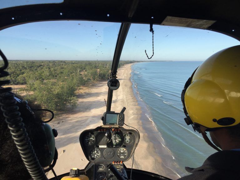 Los helicópteros escanean playas remotas en busca de huellas de tortugas y depredadores. Autor APN Cape York