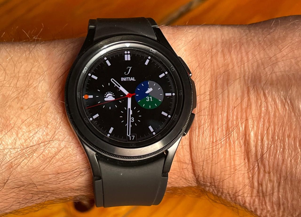El Galaxy Watch4 Classic, de estilo deportivo y con el bisel activo.