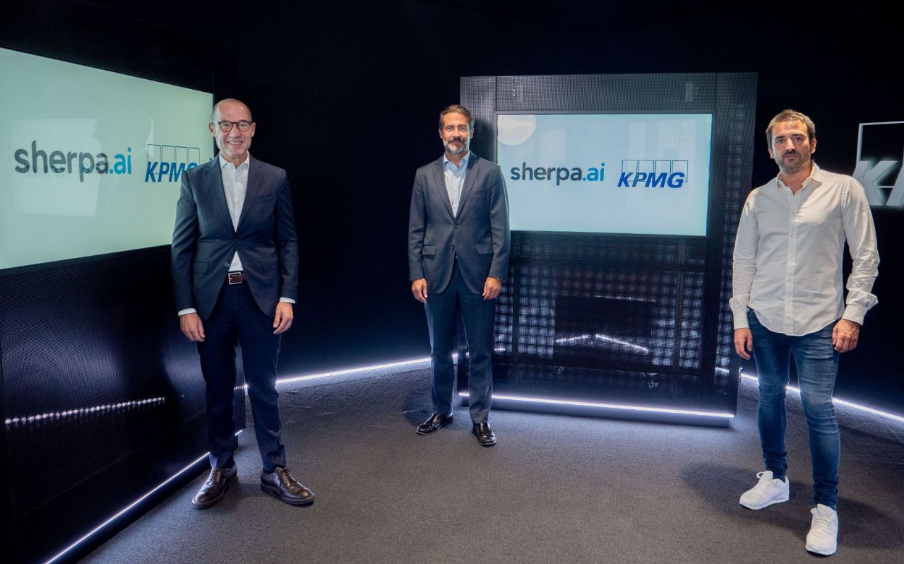 De izquierda a derecha, Luiz Buzzi, socio de KPMG, Juanjo Cano, presidente de KPMG y Xabi Uribe-Etxebarria, CEO de Sherpa