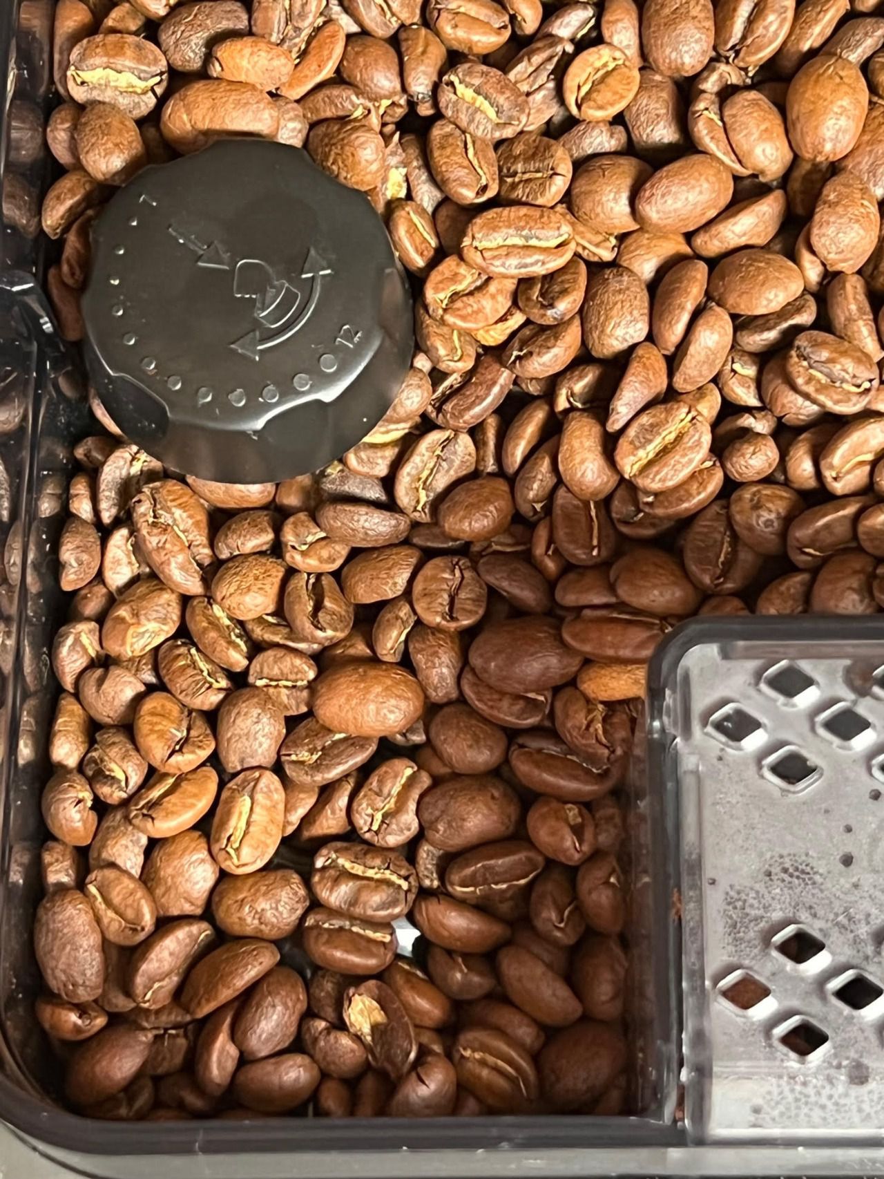 El molinillo cerámico preserva el aroma del café mejor que los metálicos al someterlo a menos calor. Se pueden seleccionar 12 niveles de molido.
