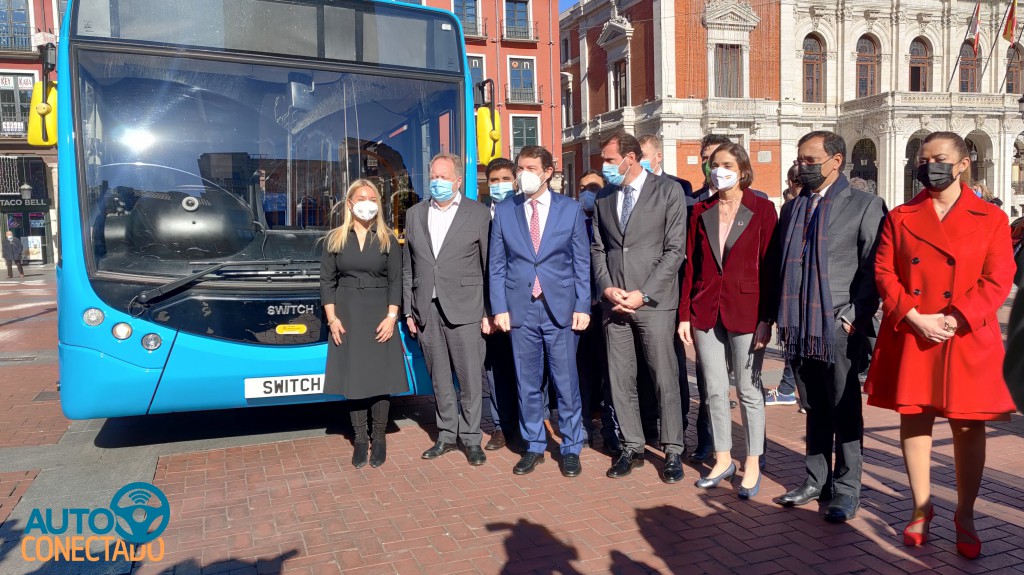 De izquierda a derecha: Eva Driessen, Presidenta Switch Mobility Iberia; Andy Palmer, CEO Switch Mobility; Alfonso Fernández Mañueco, Presidente de la Junta de Castilla y León; Óscar Puente, Alcalde de Valladolid; Reyes Maroto, Ministra de Industria del Gobierno de España; Mahesh Babu, Director de Operaciones Switch Mobility; Virginia Barcones, Delegada del Gobierno de Castilla y León.