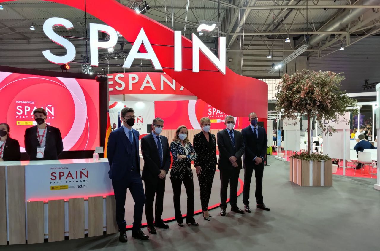 Autoridades del Ministerio de Asuntos Económicos y Transformación Digital en el MWC 2022 con Nadia Calviño a la cabeza frente al Pabellón España