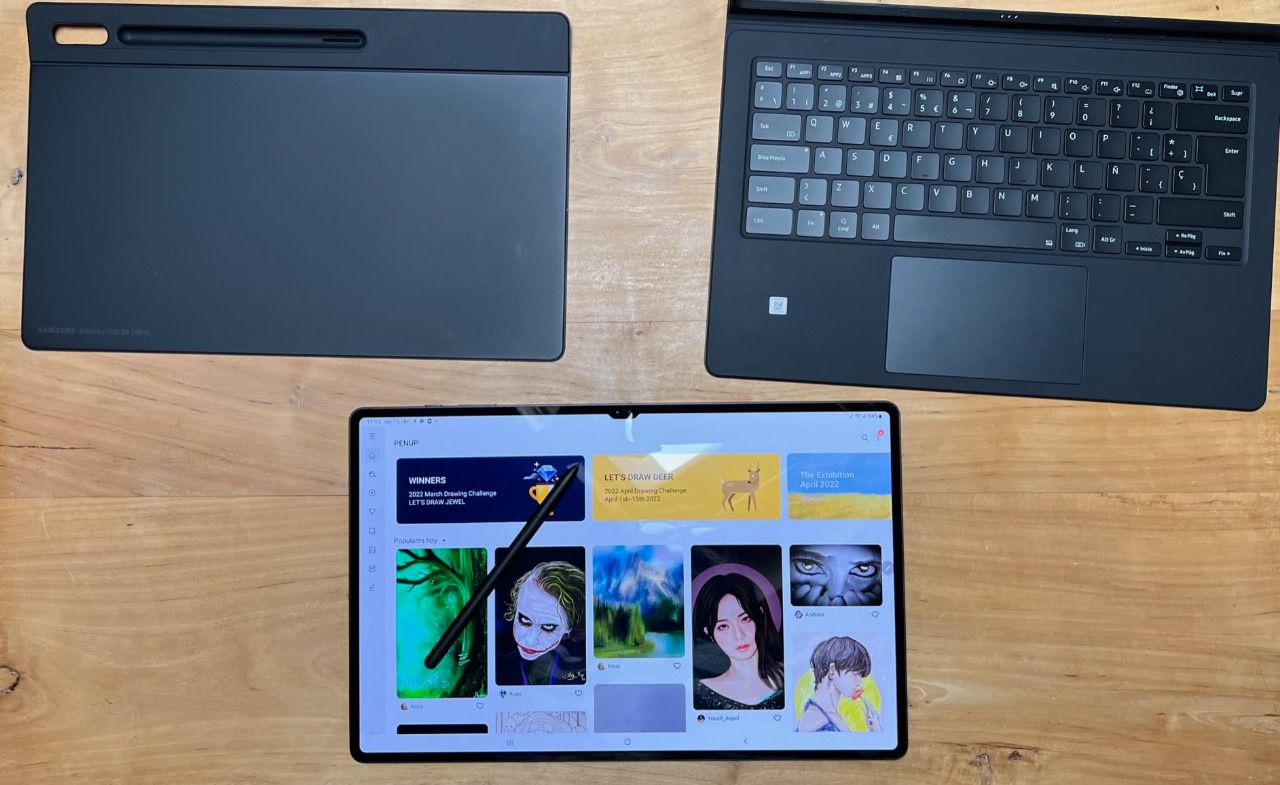 La Tab S8 Ultra con el Book Cover Keyboard desmontado. Arriba, a la izquierda, la tapa trasera con una solapa practicable para guardar y cargar el S-Pen. En el lado opuesto, el propio teclado.