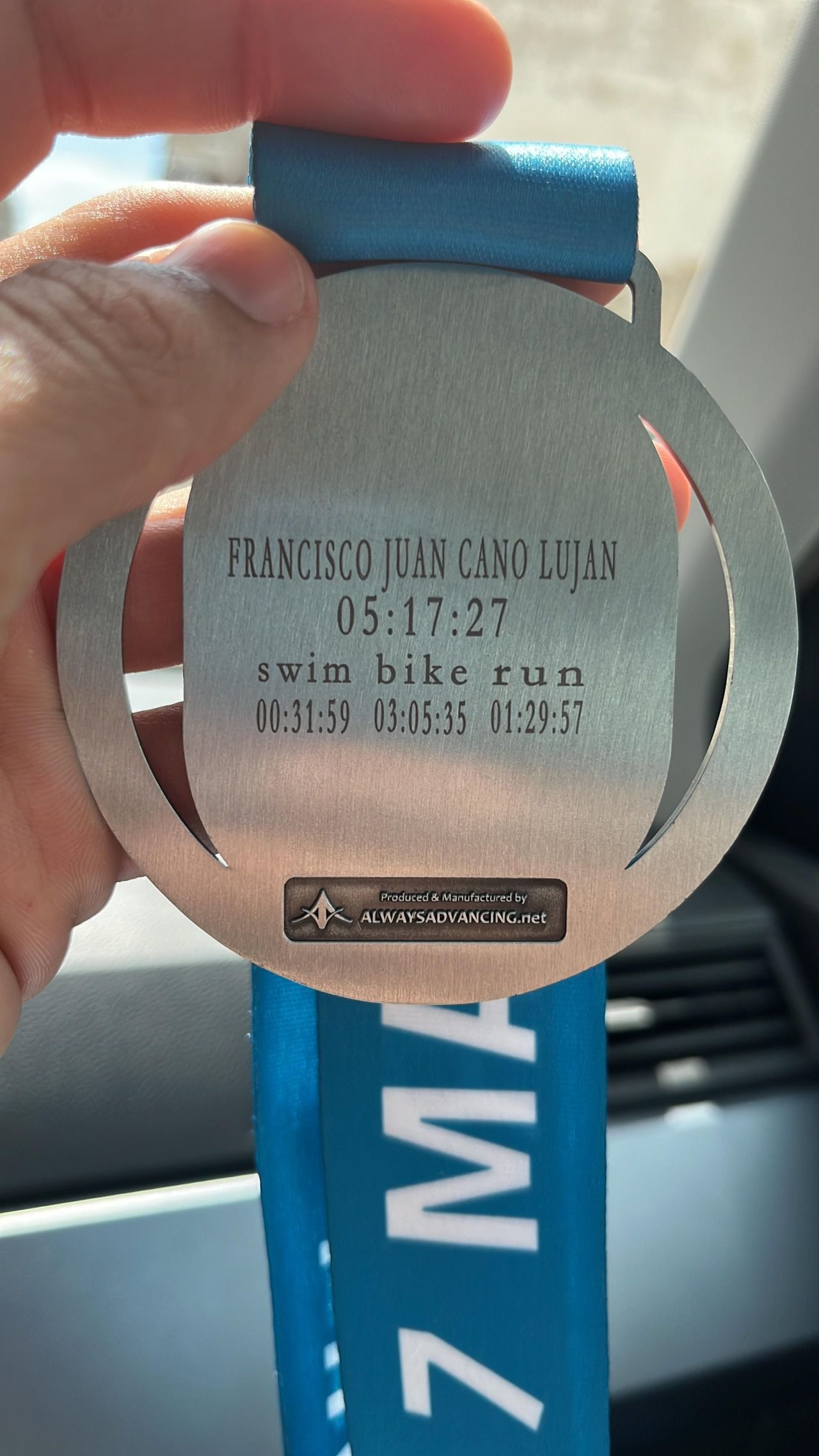 Medalla de Francisco, con los tiempos realizados en cada prueba y el resultado final