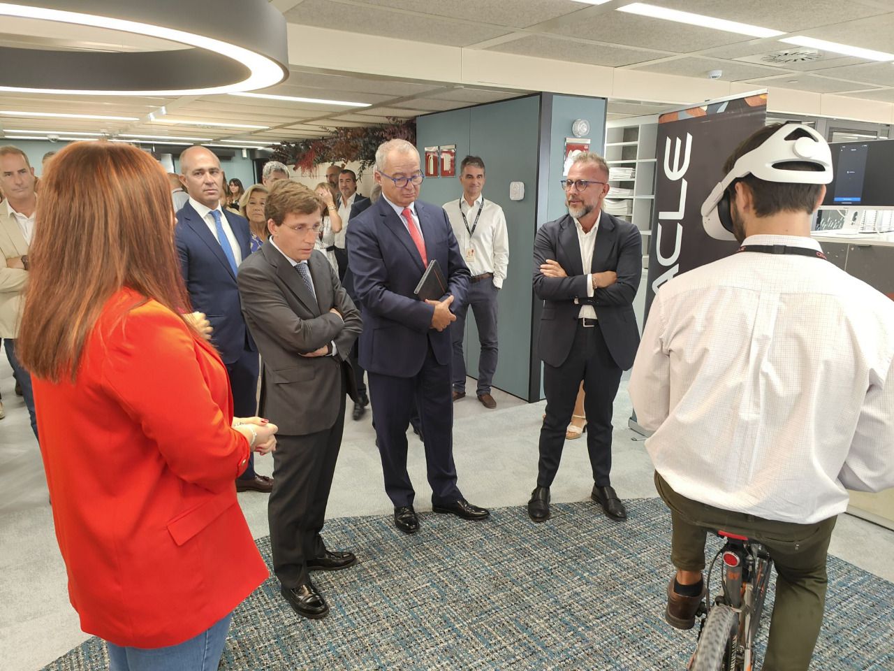  Pie: José Luis Martínez-Almeida, alcalde de Madrid, junto a representantes y directivos de Oracle en su visita a las nuevas oficinas 