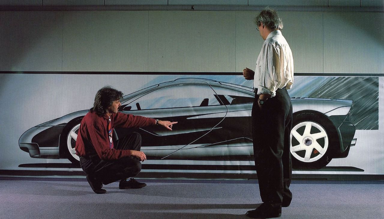 Gordon Murray junto con sketches del McLaren F1 (Autor: McLaren Automotive) 