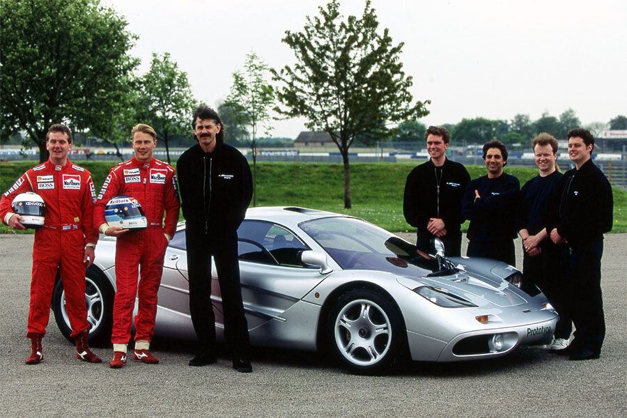 Equipo de McLaren F1 junto con los pilotos de pruebas (Autor: McLaren Automotive)