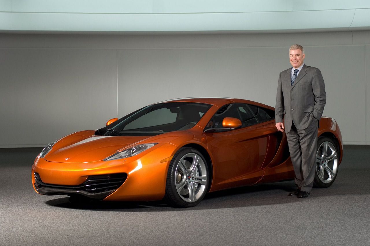 Frank Stephenson junto con su primera creación en McLaren, el MP4-12C