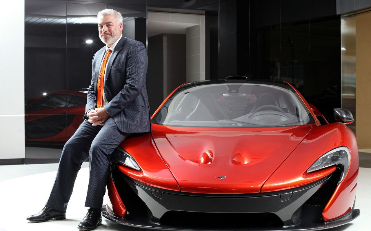 Frank Stephenson junto con el hiperdeportivo McLaren P1