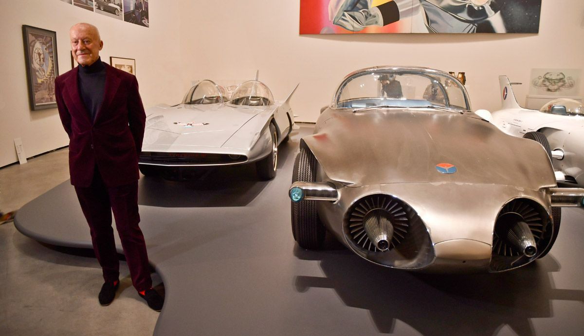 Norman Foster junto con los Firebird I, II y III de General Motors