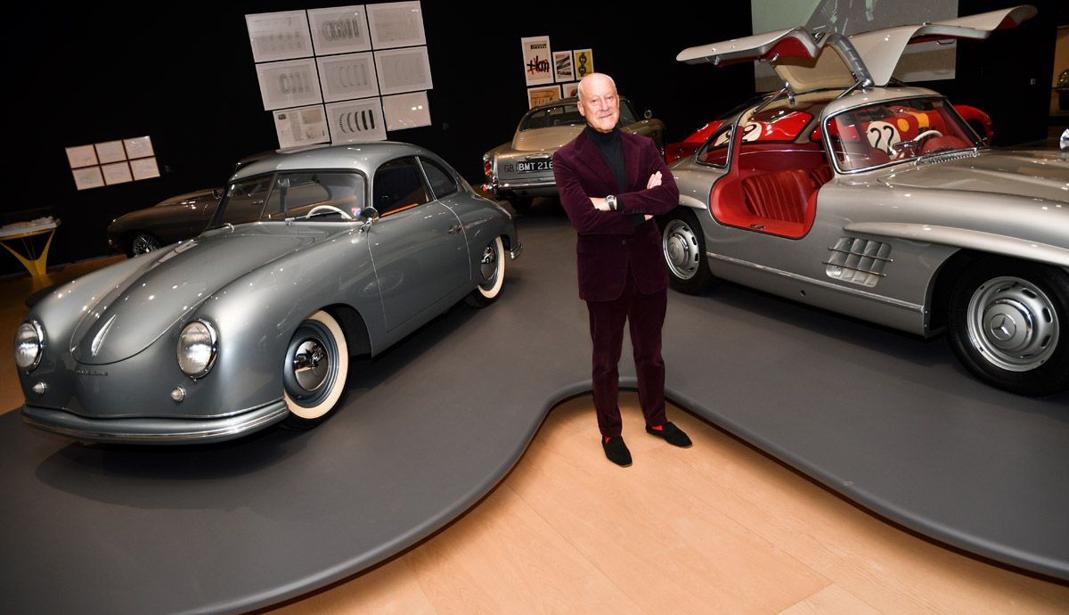 Norman Foster junto con el Mercedes Benz 300 SL y el Porsche 356 pre-A