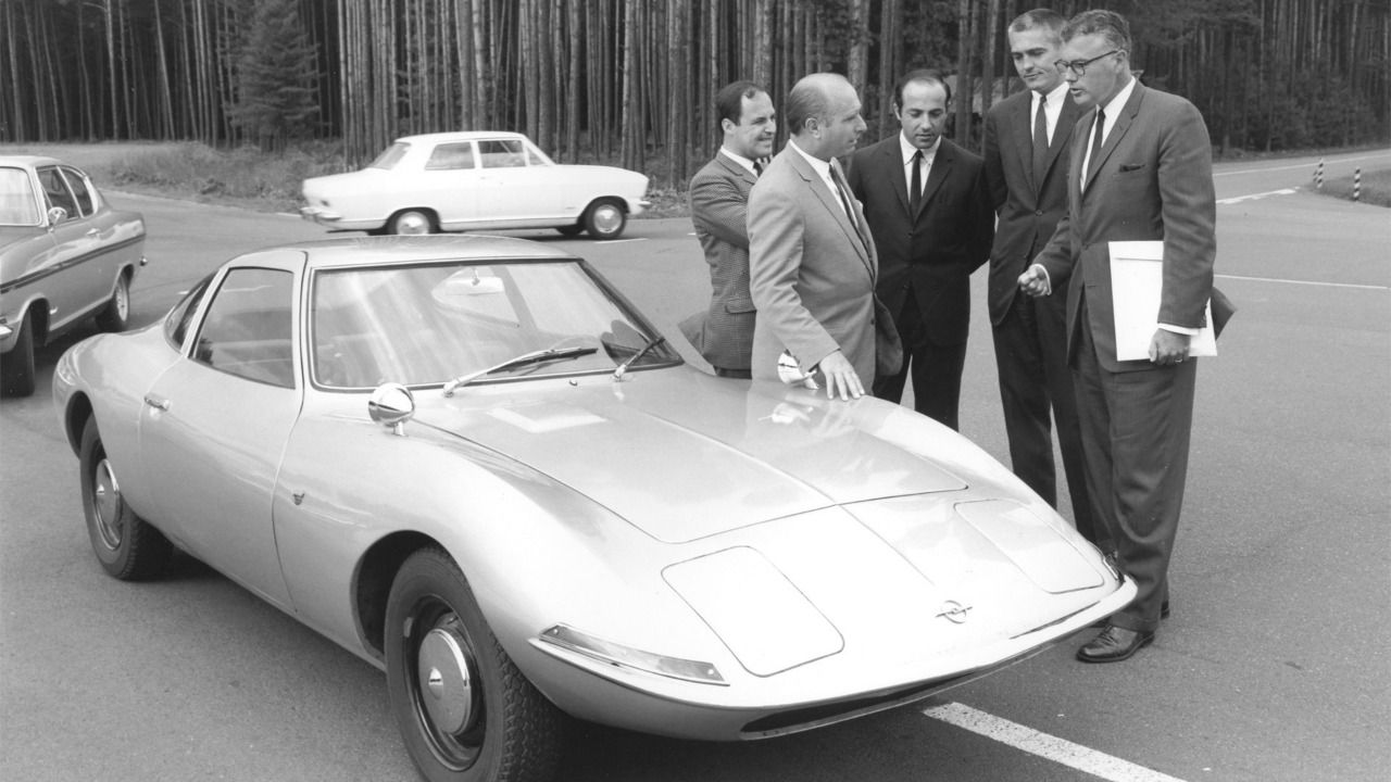 Juan Manuel Fangio rodeado hablando con la directiva de Opel sobre el prototipo (Autor: Desconocido)