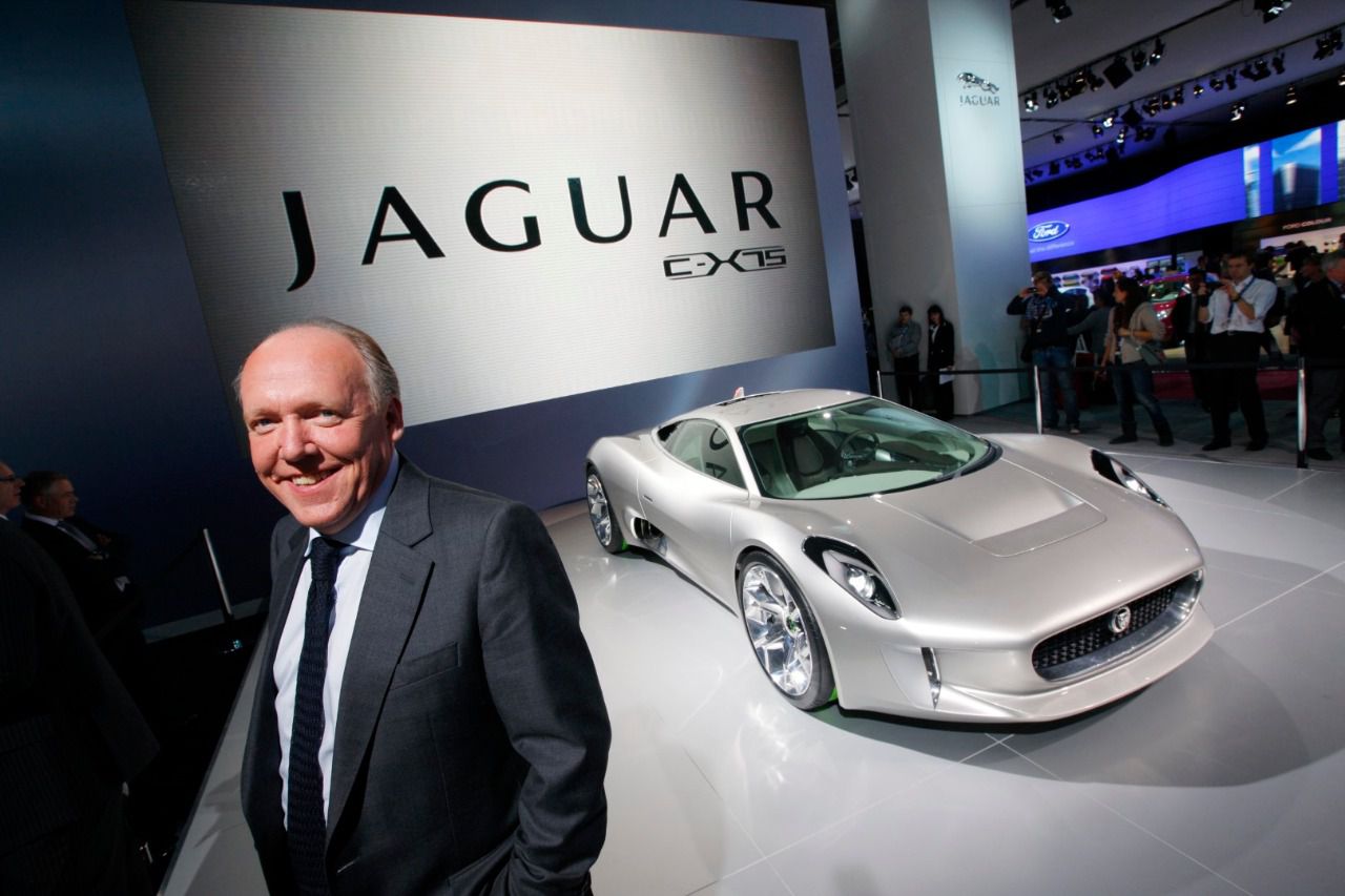 Ian Callum junto al prototipo C-X75 (Autor: Jaguar)