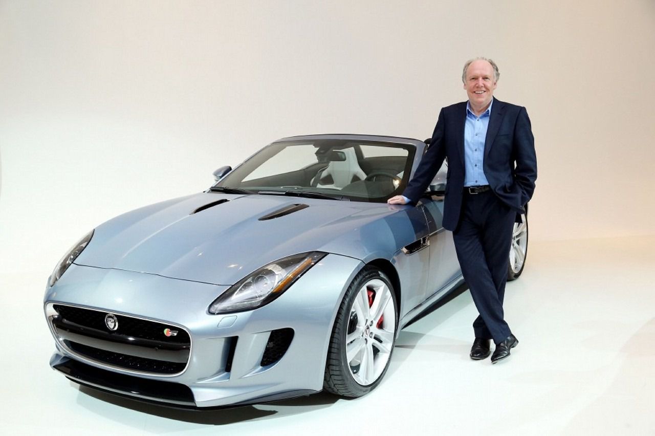 Ian Callum al lado del modelo deportivo F-Type (Autor: Jaguar)