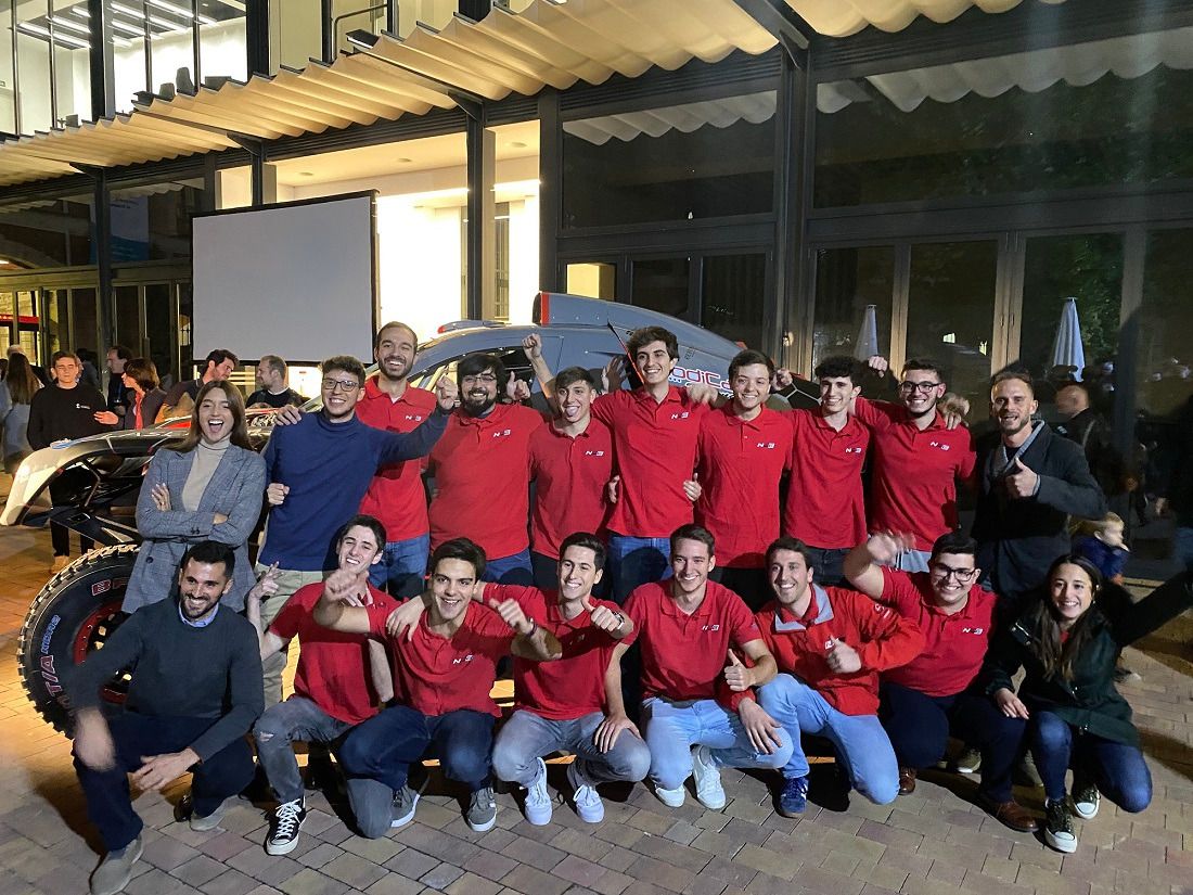 El equipo de estudiantes de ingeniería y los responsables junto a Mónica Plaza y el coche