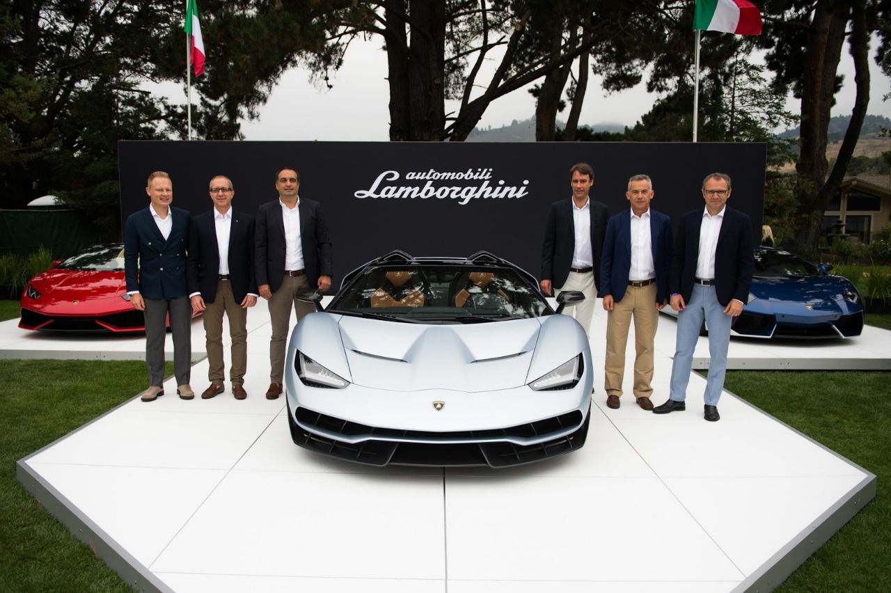 En los dos extremos, de izquierda a derecha, se encuentran Mitja Borkert y Stefano Domenicali (Autor: Lamborghini)