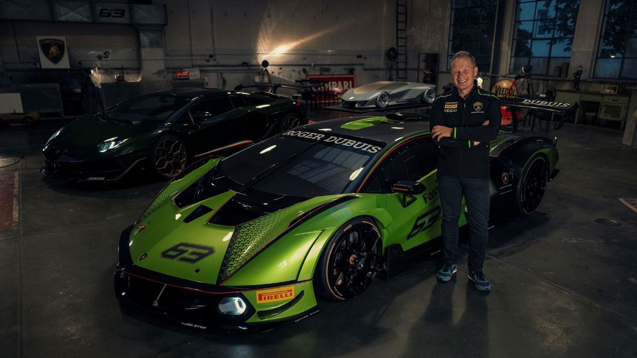 Mitja junto al prototipo de competición Essenza SC V12 (Autor: Lamborghini)