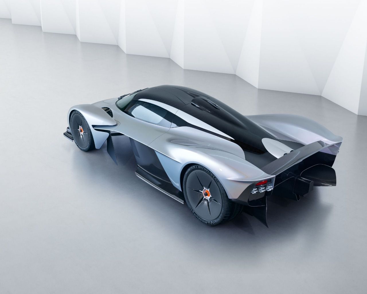 Lateral y trasera del Aston Martin Valkyrie