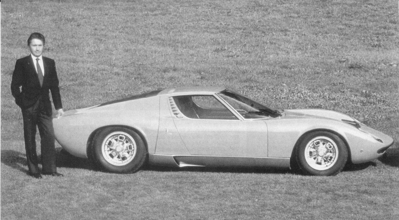Marcello Gandini junto al primer modelo diseñado, el Lamborghini Miura (Autor: Lamborghini)