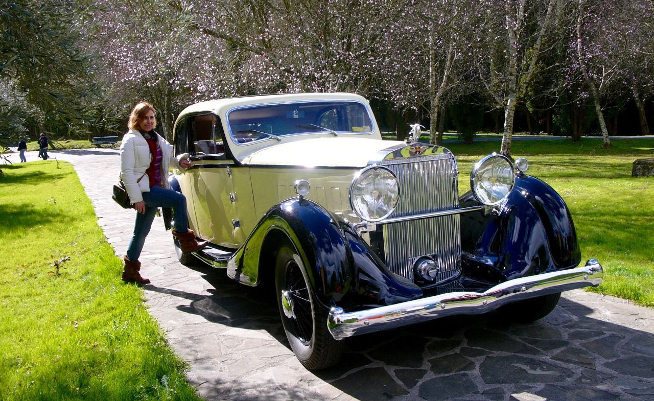 María junto con un Hispano Suiza K6 en Torre Loizaga