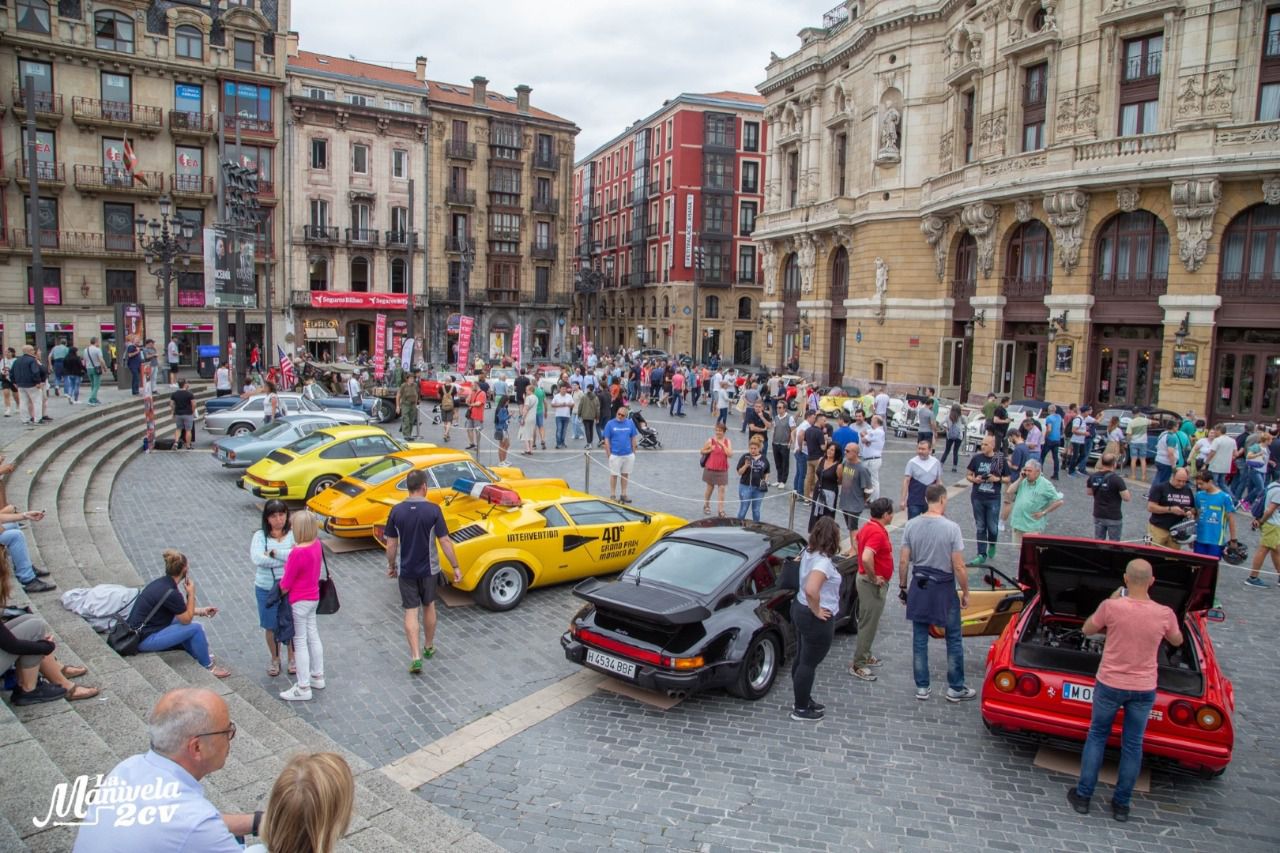 Concurso de Elegancia junto al Teatro Arriaga de Bilbao