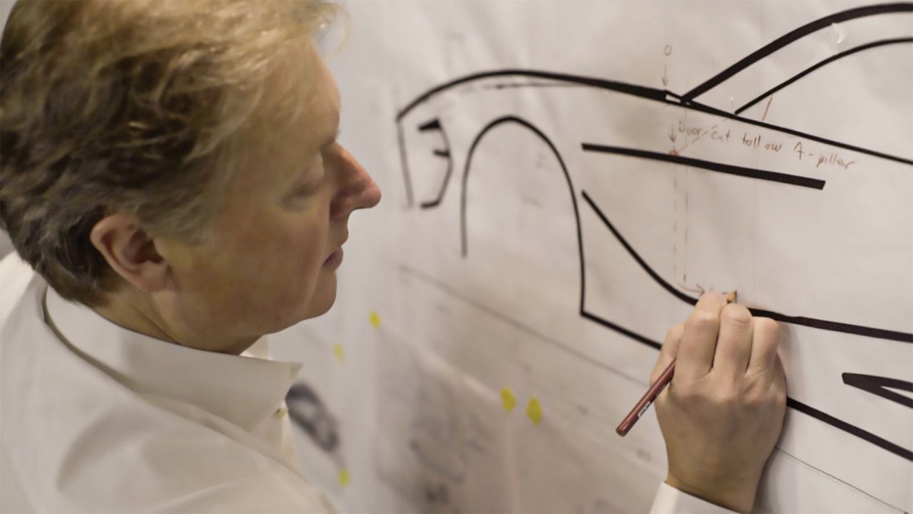Diseño inicial y primeros trazos de la carrocería del modelo F1 V10 (Autor: Henrik Fisker)