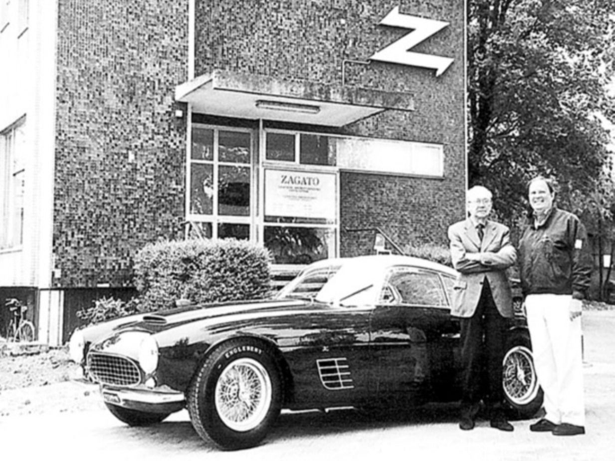 Modelo 250 GT TdF Berlinetta Zagato junto a dos personas en la sede de la marca en Milán 