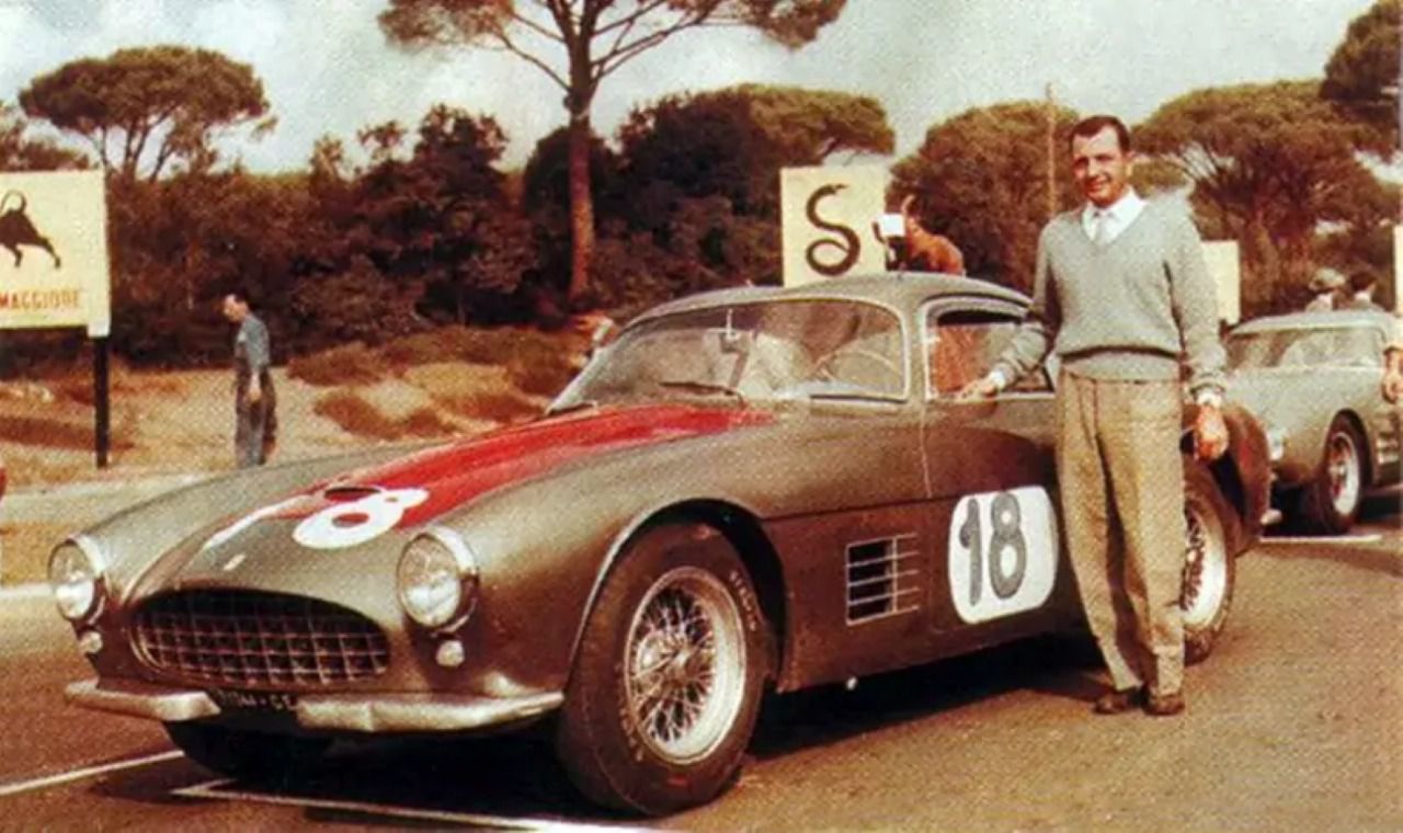 Camillo Luglio junto a su version Coupe Corsa 