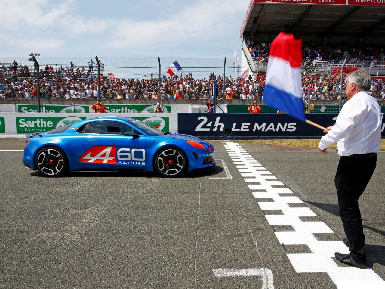 El CEO de la compañía, Bernard Ollivier, ondeando la bandera de cuadros (Autor: Renault Group)