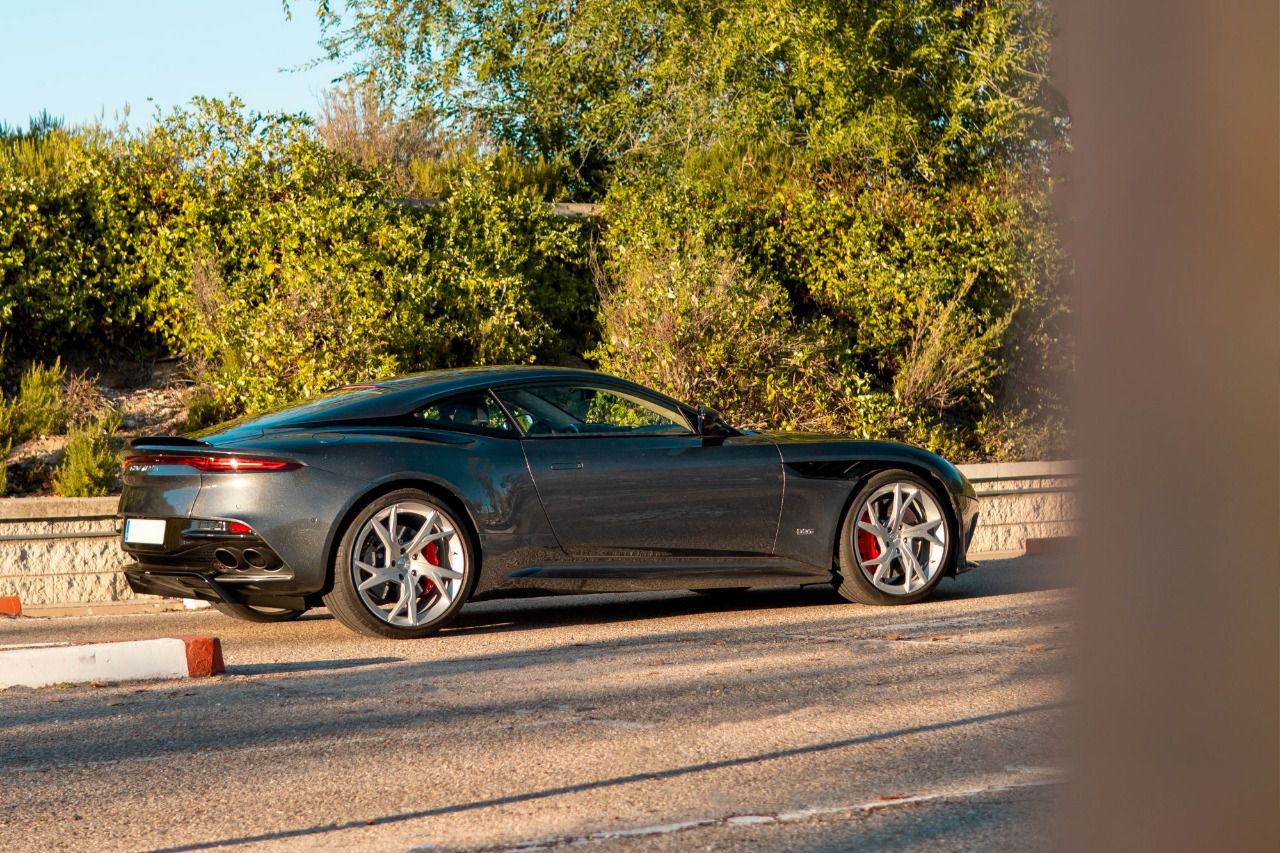 Lateral del Aston Martin DBS Superleggera (Autor: Juan Temiño)