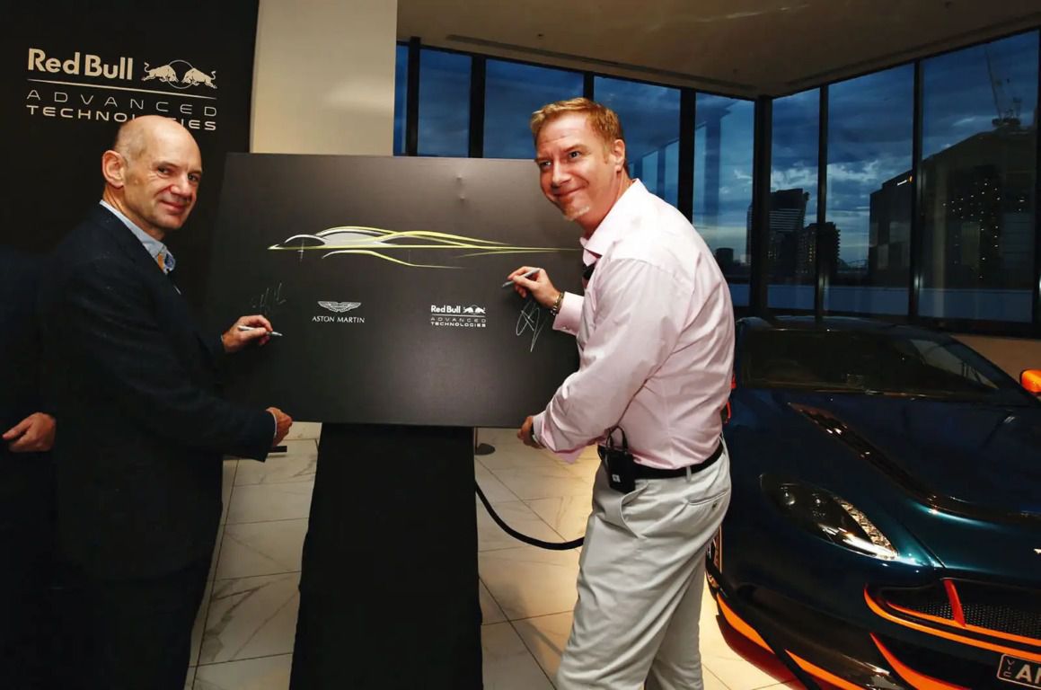 Adrian Newey junto a Marek Reichman en el acuerdo de colaboración (Autor: Aston Martin)