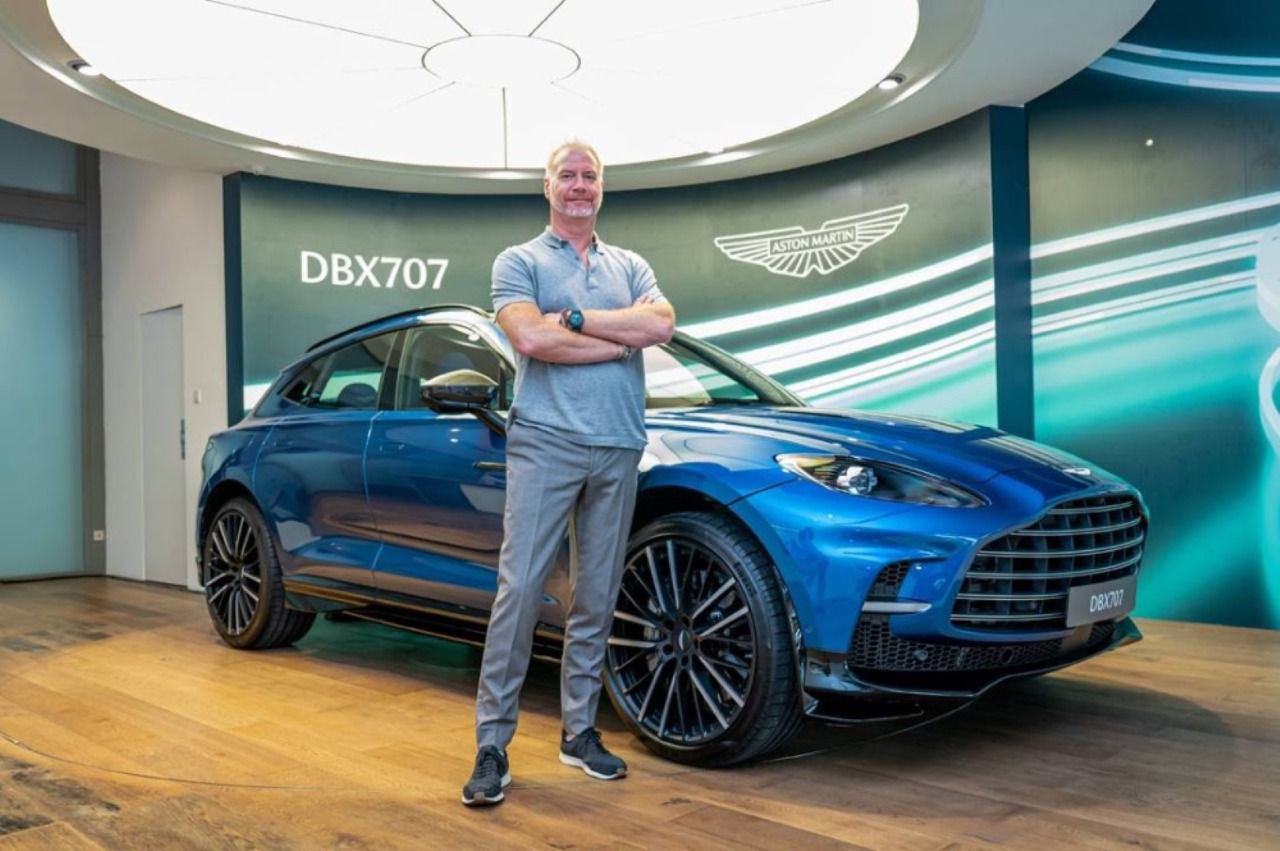 Marek Reichman junto al modelo DBX 707 (Autor: Aston Martin)