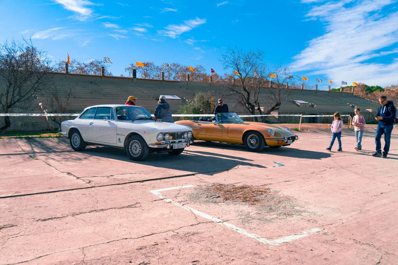 Alfa Romeo Giulia y Jaguar E-Type (Autor: Pau Mesas)