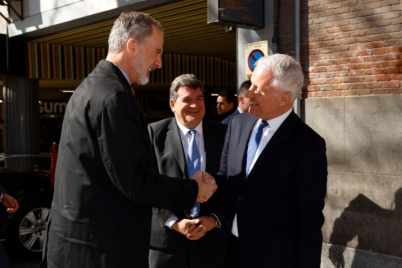 El Rey Felipe VI saluda a Gervais Pellissier, presidente de la Fundación Orange, a las puertas del Orange Digital Center junto a José Luis Escrivá, ministro de Inclusión, Seguridad Social y Migraciones de España